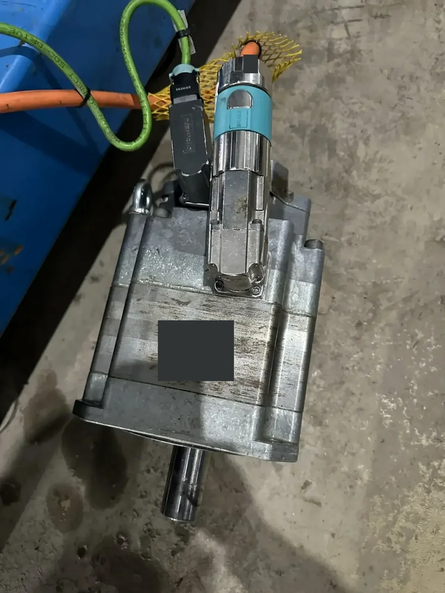 Серводвигатель Siemens из кейса 005; идентификационная табличка скрыта