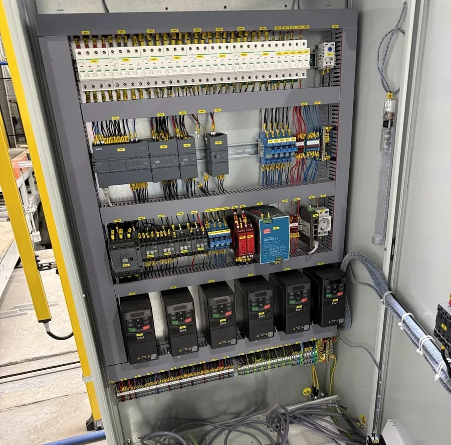 Шкаф управления с PLC и частотными преобразователями упаковочной линии